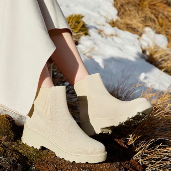 Vivaia Everly Round Toe Chunky Platform Boots - Picture 1 of 6